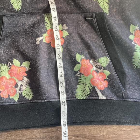 Mens EUC Floral and skull print Volcom sweater w/ pockets - Picture 6 of 7